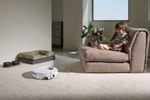 Meet the world’s first real-time fresh water mopping robot