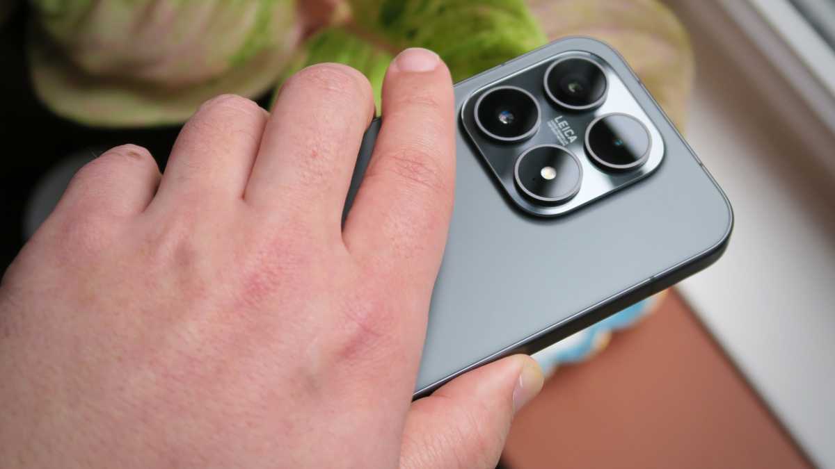 Xiaomi 17 REVIEW back handheld